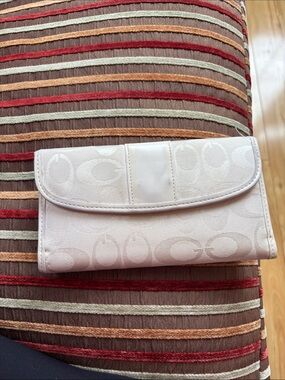Coach Light Chalk Signature Continental Wallet